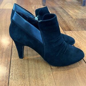 Me too | Devyn Black Suede Booties